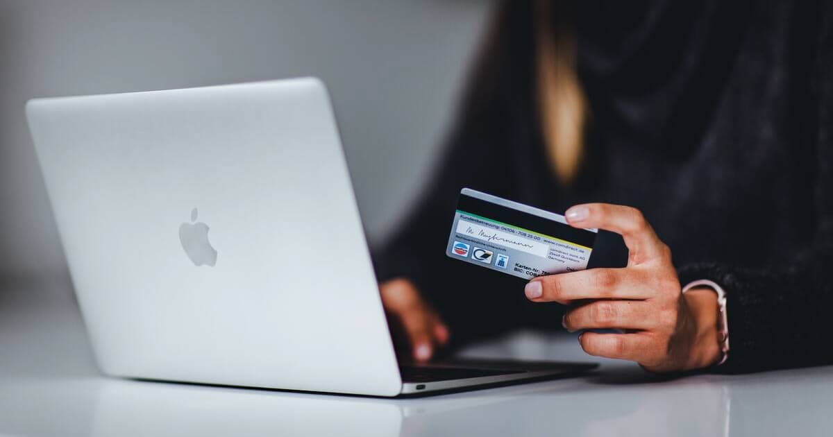 クレジットカードでネットショッピングをする女性